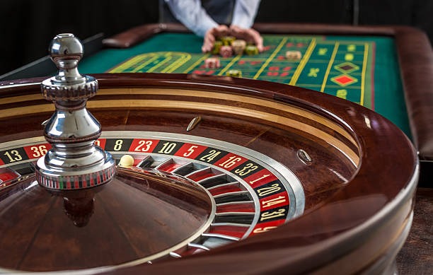 Dadu Online live table interface showing dice outcomes and game information
